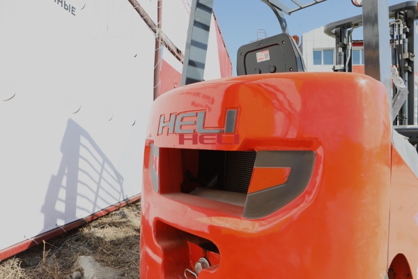 Бензиновый вилочный погрузчик HELI CPQD18